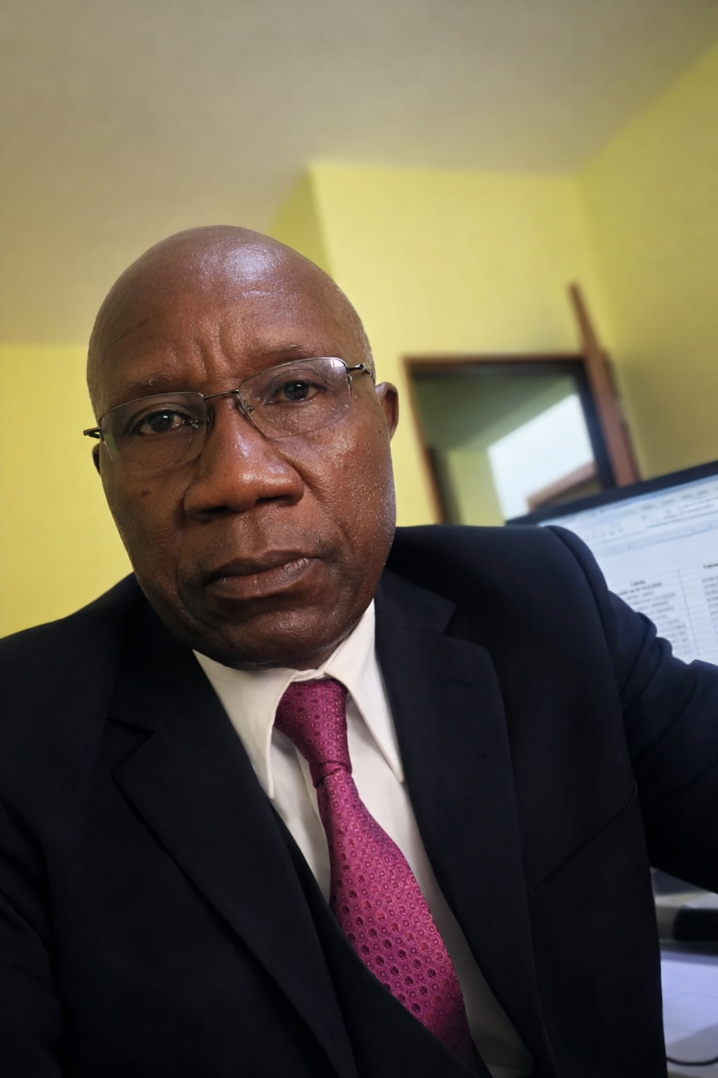 M. Raymond LIPOP — Directeur Général CCM à son bureau